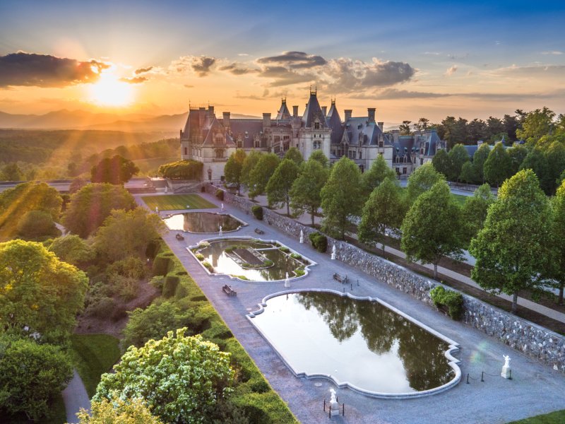 how many tourists visit biltmore each year